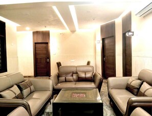 Lobby sitting area - Hotel Aman Paradise (Kanpur)