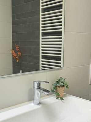 Bathroom - Modern 2-bedroom executive apartment at the Zuidas, Amsterdam-South (Amsterdam)