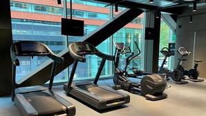 Kuntosali, jossa on juoksumattoja, kuntopyöriä ja crosstrainereita.