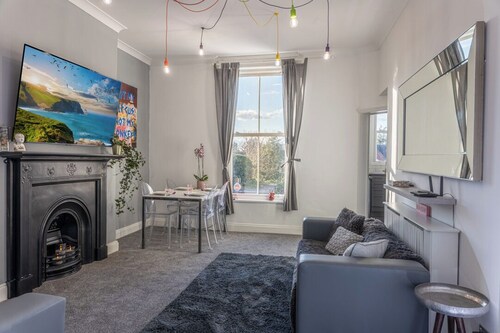 Bright 2 Bedroom High Street Apartment In Heart Of Town