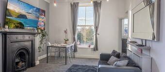 Bright 2 Bedroom High Street Apartment In Heart Of Town