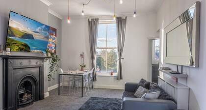 Bright 2 Bedroom High Street Apartment In Heart Of Town