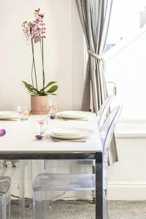 Dining - Bright 2 Bedroom High Street Apartment In Heart Of Town (Witham)