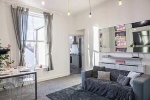 Living area - Bright 2 Bedroom High Street Apartment In Heart Of Town (Witham)