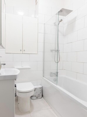 Bathroom - Bright 2 Bedroom High Street Apartment In Heart Of Town (Witham)