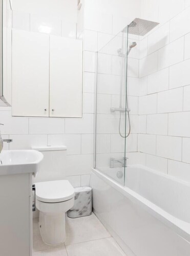 Bright 2 Bedroom High Street Apartment In Heart Of Town