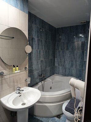 Suite Junior, vue ville | Salle de bain | Douche, articles de toilette gratuits, sèche-cheveux