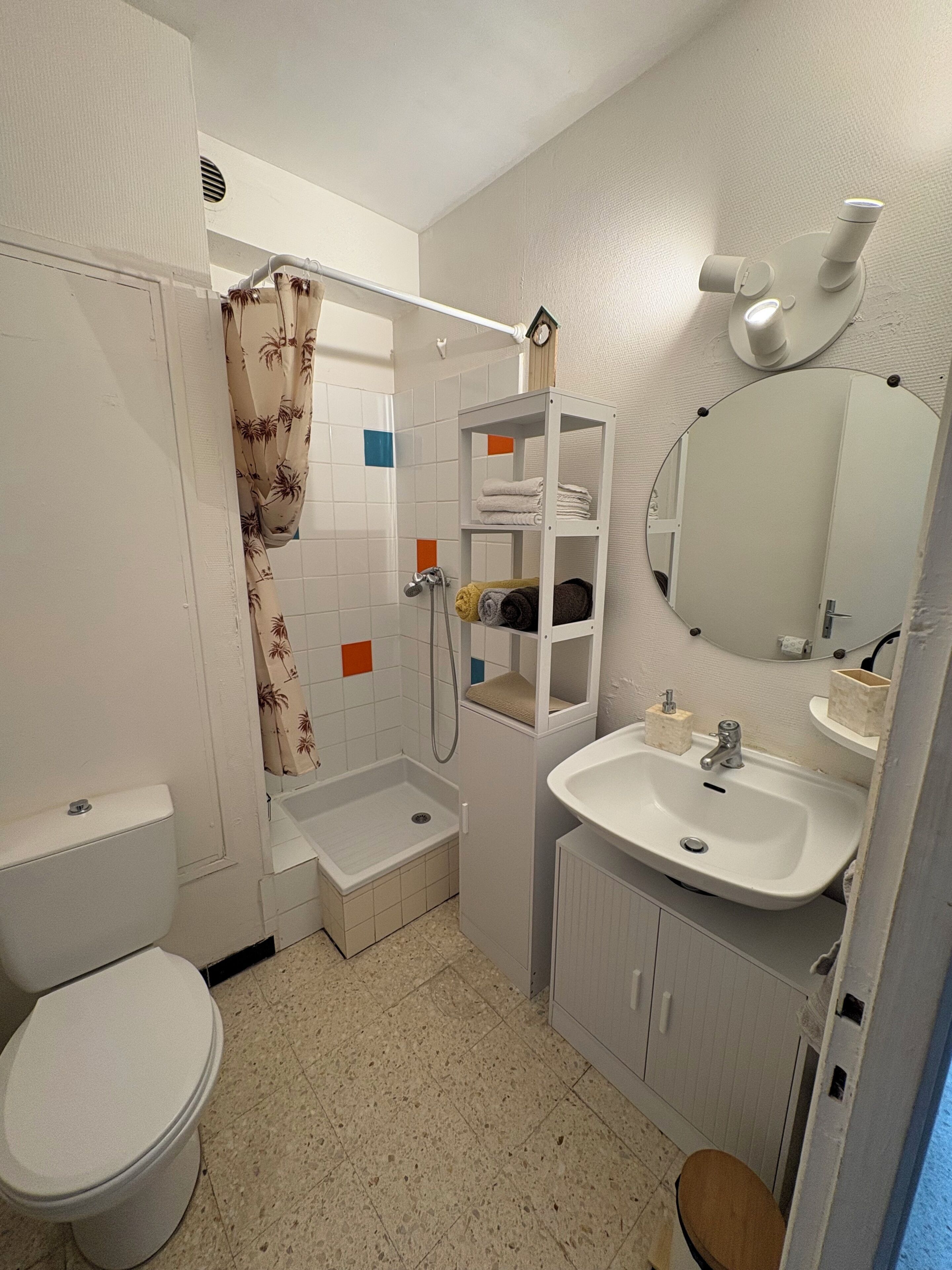 Serviettes fournies, savon, papier toilette