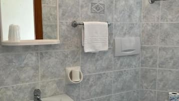 Comfort Quadruple Room, Balcony | Bathroom