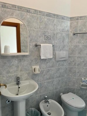 Quadrupla Comfort, balcone | Bagno | Doccia, asciugacapelli, asciugamani, sapone