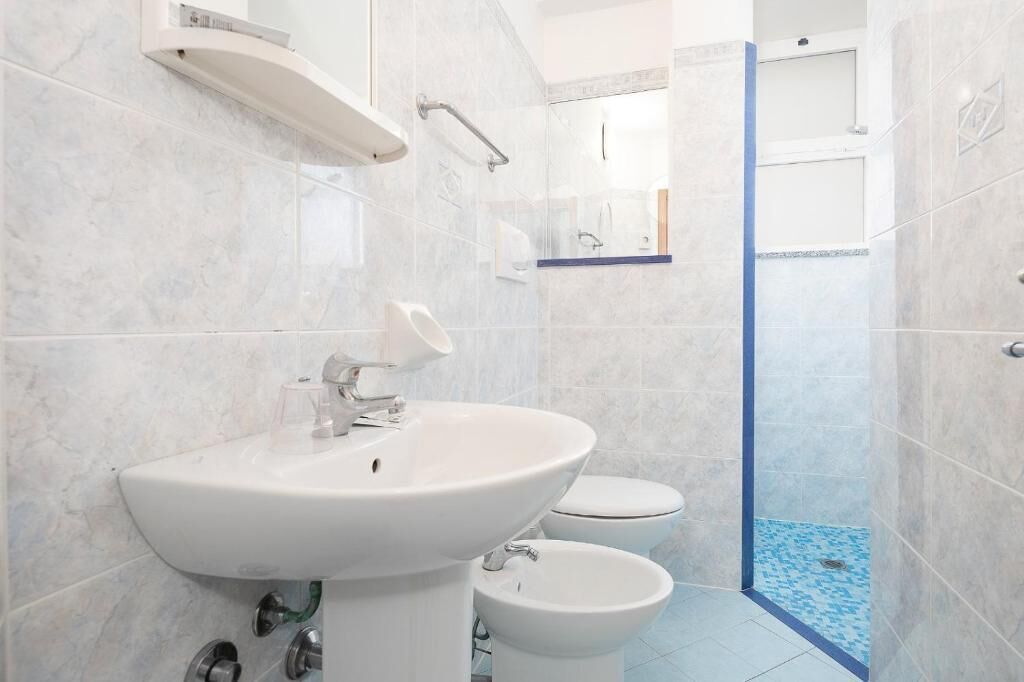 Douche, sèche-cheveux, serviettes fournies, savon