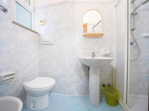 Shower, hair dryer, towels, soap - Hotel Blue Ribbon (Rivazzurra)