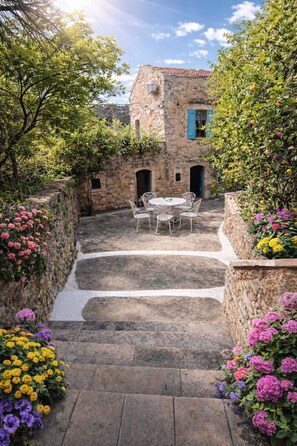 Outdoor dining - Charming Stone House in a Cretan Village – Olive Grove Views & Stargazing (Gavalochori)