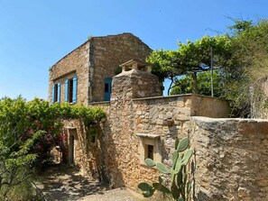 Exterior - Charming Stone House in a Cretan Village – Olive Grove Views & Stargazing (Gavalochori)