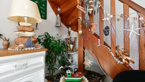A wooden staircase with a netted railing decorated with seashells and starfish. - Apartment "Gîte Etienne Marie" with Private Terrace (Le Crotoy)