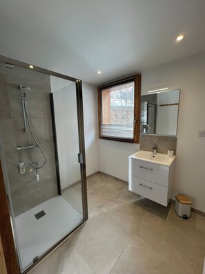 Shower, hair dryer, towels, soap - LARGE, COMFORTABLE CHALET FOR 10 WITH VIEW IN MERIBEL-LES ALLUES (Les Allues)