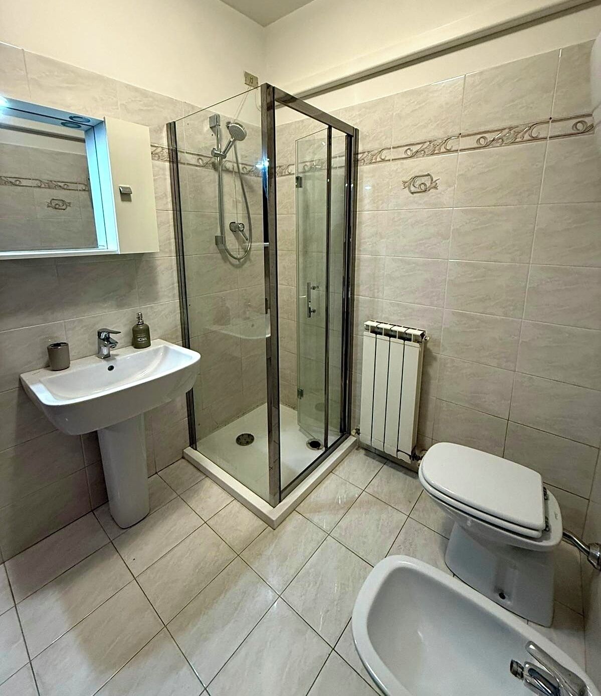 Dusche, Bidet, Handtücher, Seife