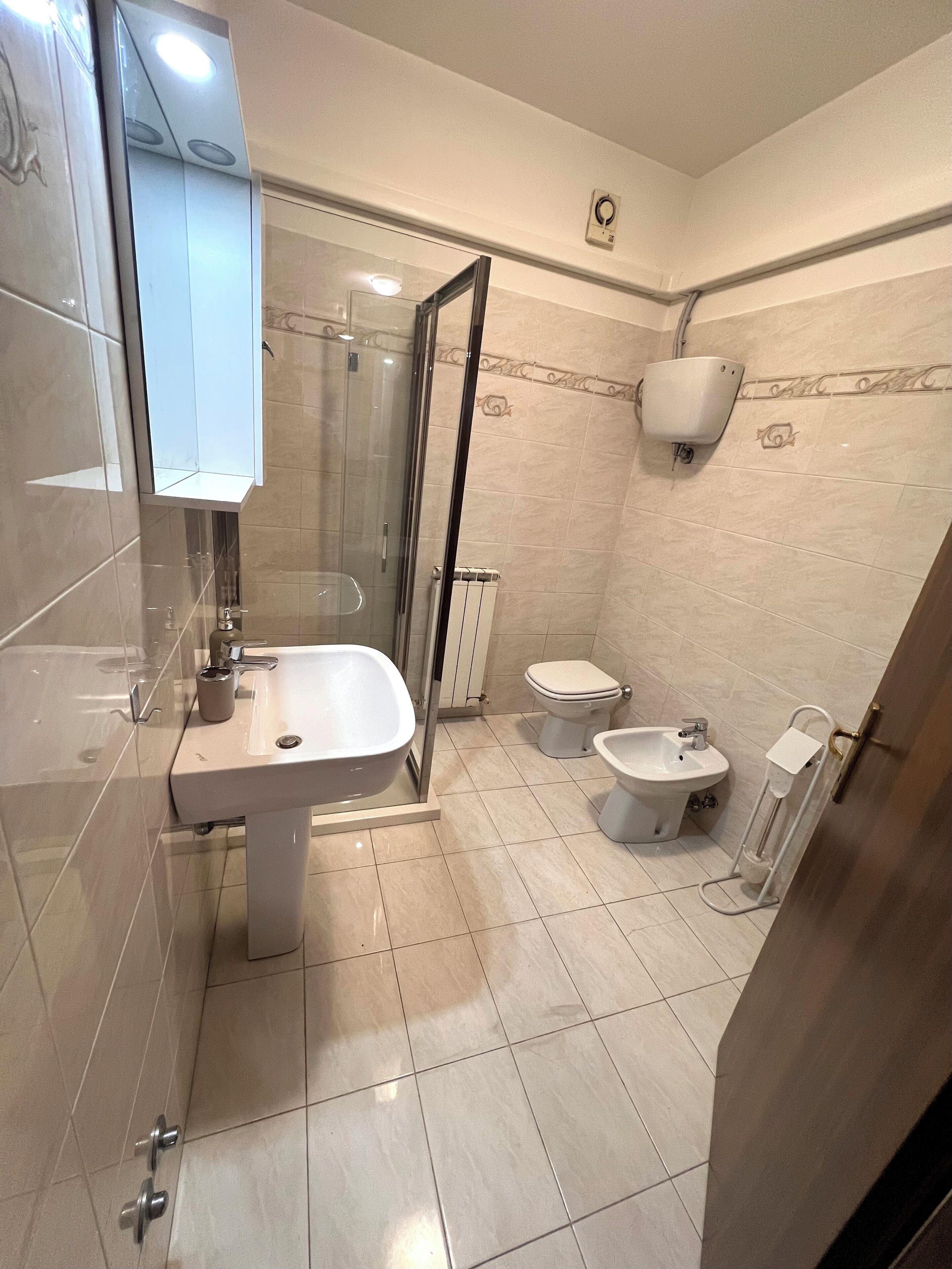 Dusche, Bidet, Handtücher, Seife