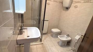 Dusche, Bidet, Handtücher, Seife