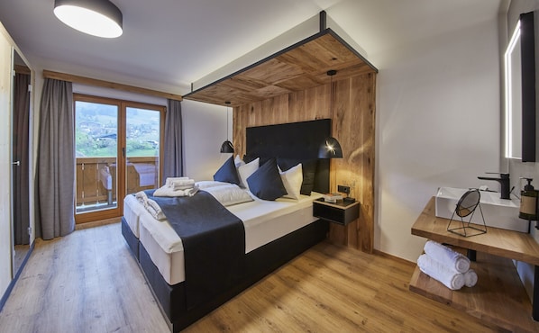 Deluxe Condo, Mountain View | Blackout drapes, soundproofing, free WiFi - Chalet Wallehen by we rent (Saalbach)