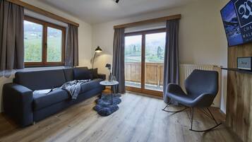 Grand-Apartment, Balkon, Bergblick | Wohnbereich