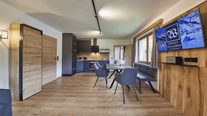 Leilighet – superior, balkong, fjellutsikt | Spiseområde