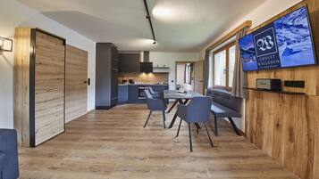 Superior-Apartment, Balkon, Bergblick | Speisen