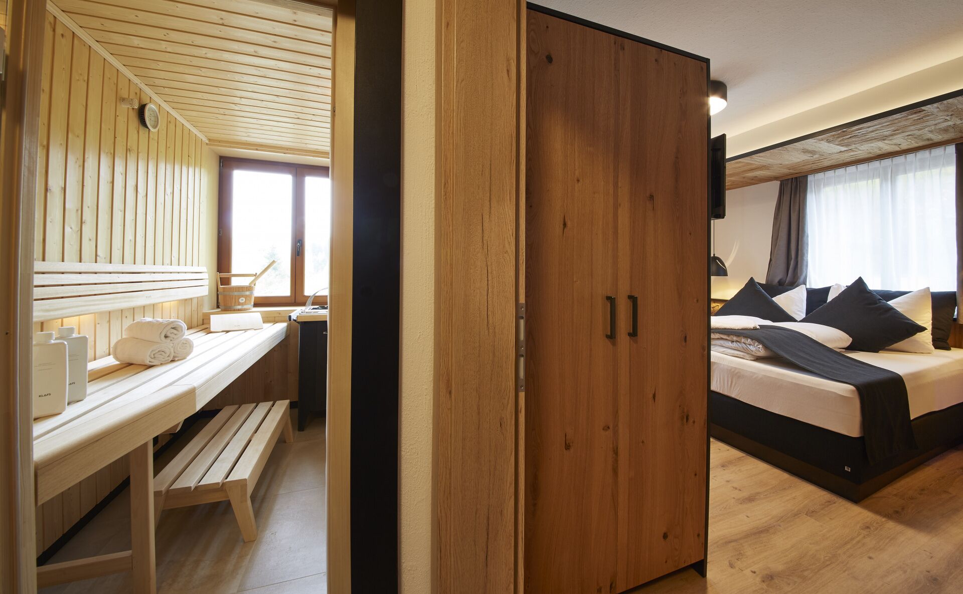 Una habitación de madera con una cama, un escritorio y un guardarropa.