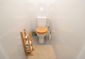 Een haardroger, handdoeken, zeep, toiletpapier