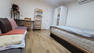 3 bedrooms, iron/ironing board, WiFi, bed sheets