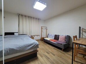 3 habitaciones, tabla de planchar con plancha, wifi y ropa de cama 
