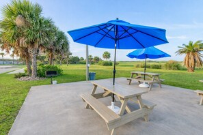 Outdoor dining - 2 Blocks to the Beach, Heated Pool, Sleep Number Mattress (Port Aransas)