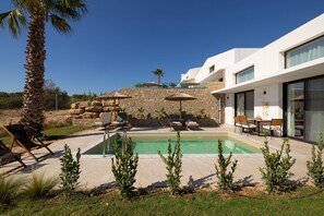 Outdoor pool - Rocky Villa – 2 Bedroom Private Pool, Garden & Nature Views | Halkidiki Retreat (68MG+CQ4 Moudania, Greece)