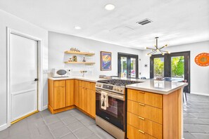 Fridge, microwave, oven, stovetop - Palm Springs Poolside Retro Private Home (Palm Springs)