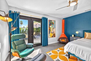 3 bedrooms, desk, iron/ironing board, travel cot - Palm Springs Poolside Retro Private Home (Palm Springs)