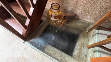 Cottage, Courtyard View | Interior