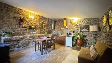 Cottage, Courtyard View | Living area