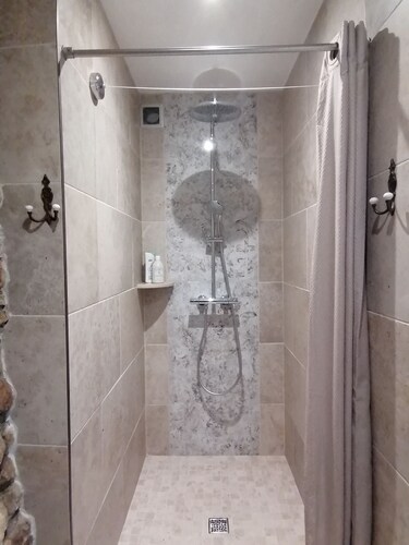 Chambre d’hôtes de charme dans un authentique mas ardéchois.