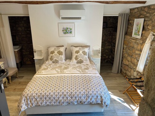 Chambre d’hôtes de charme dans un authentique mas ardéchois.