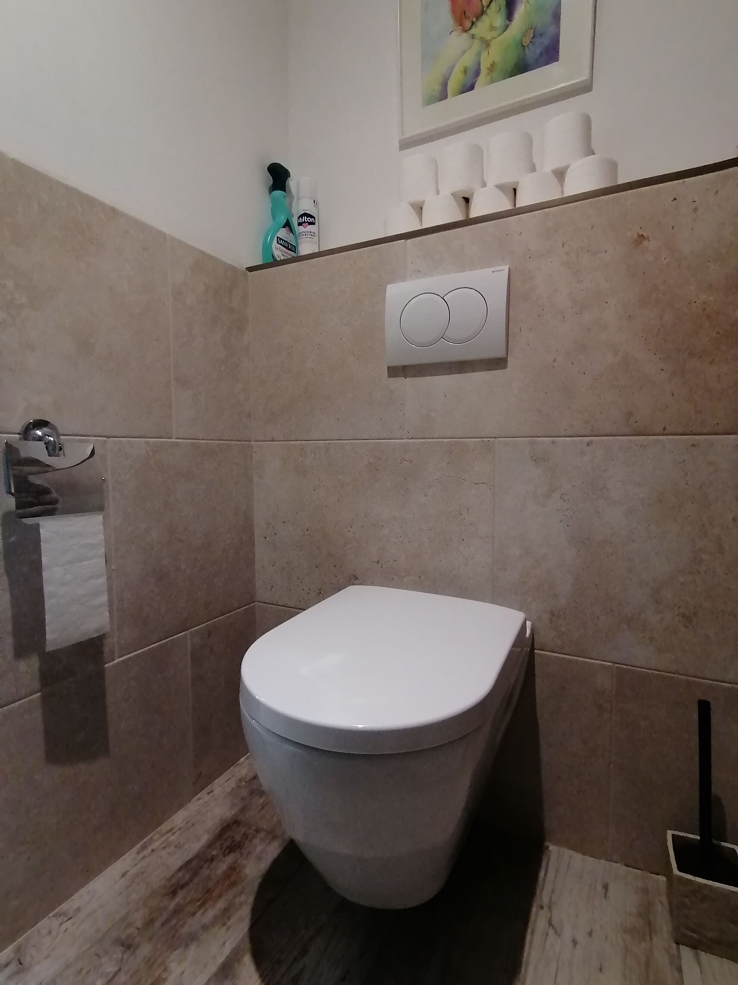 Een douche, een haardroger, handdoeken, zeep