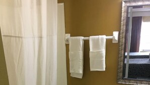 Un baño con inodoro, lavabo y cortina de ducha.