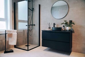 Shower, hair dryer, towels, shampoo - Odda Apartments - 2BR - T32 (Ullensvang)