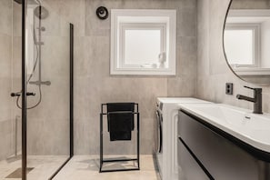 Douche, sèche-cheveux, serviettes fournies, shampoing
