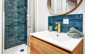 Bathroom - Chic 1BR Flat by the Eiffel Tower Sleeps 4 (Paris)