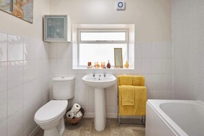 Douche, sèche-cheveux, serviettes fournies