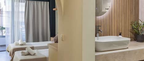 Deluxe Studio | In-room safe, desk, free WiFi