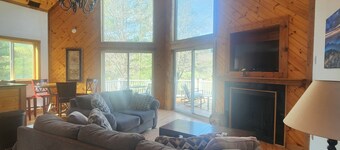 Riverfront! Beautiful Views! Hot Tub, Large Lot Close To Luray Caverns!