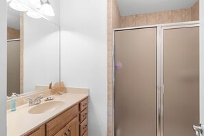 Shower, hair dryer, towels - Beautifully Decorated 4-Bedroom, 3-Bathroom Pet Friendly Condo with Elevator Access:  Walk to all Freeman Stage, Pools, Fitness Center and More in the amenity-rich Bayside Resort and Golf Community. (Selbyville)