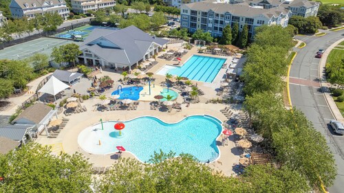 Beautifully Decorated 4-Bedroom, 3-Bathroom Pet Friendly Condo with Elevator Access:  Walk to all Freeman Stage, Pools, Fitness Center and More in the amenity-rich Bayside Resort and Golf Community.