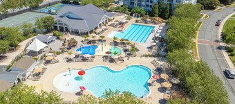 Beautifully Decorated 4-Bedroom, 3-Bathroom Pet Friendly Condo with Elevator Access:  Walk to all Freeman Stage, Pools, Fitness Center and More in the amenity-rich Bayside Resort and Golf Community.